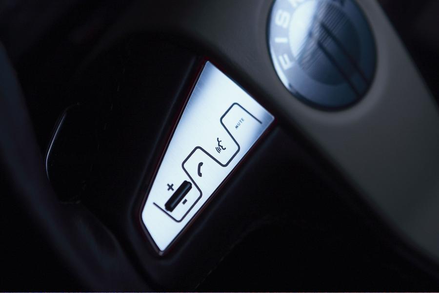 Детали интерьера Fisker Karma Q-Drive 2009 года  (фото 22 из 66)